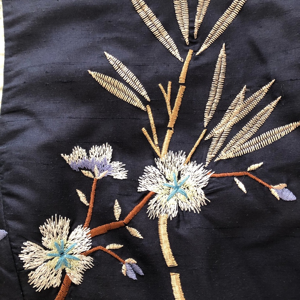 Silk embroidered sleeveless shell top. Size 2P. - Picture 3 of 7